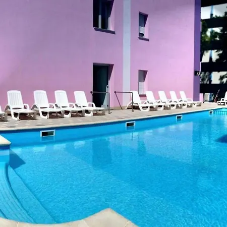 Relax By The Pool-beahost